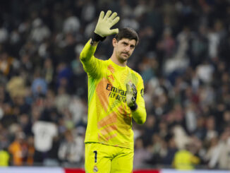 El portero del Real Madrid Thibaut Courtois saluda al final del partido de LaLiga entre el Real Madrid y el Getafe, este domingo en el estadio Santiago Bernabéu. EFE/Ballesteros