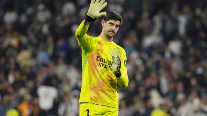 El portero del Real Madrid Thibaut Courtois saluda al final del partido de LaLiga entre el Real Madrid y el Getafe, este domingo en el estadio Santiago Bernabéu. EFE/Ballesteros
