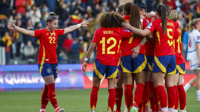 Las jugadoras de la selección española celebran uno de los goles conseguidos por el combinado español durante el partido clasificatorio para la Eurocopa de 2025 entre España y la República Checa disputado en el estadio de El Plantío de Burgos. EFE/Santi Otero
