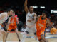 El jugador del Valencia Basket Chris Jones (dcha) controla el balón ante el jugador del Hiopos Lleida Kenny Hasbrouck (2d), durante el partido de la jornada 14 de la Liga Endesa disputado en el pabellón de la Fuente de San Luis de Valencia. EFE/Miguel Ángel Polo