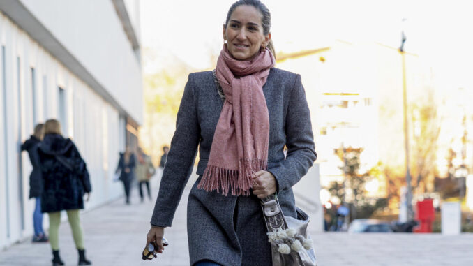 Alejandra Martos Figueroa, hija del cantante Raphael, a su llegada al Hospital 12 de Octubre, en Madrid, donde continúa ingresado su padre este viernes. EFE/Daniel González
