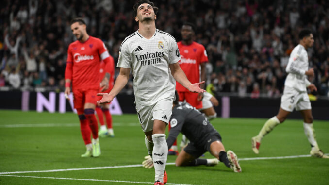 El centrocampista del Real Madrid Brahim Díaz celebra tras anotar el 4-1 para su equipo durante el partido de LaLiga entre el Real Madrid y el Sevilla, este domingo en el estadio Santiago Bernabéu. EFE/ Fernando Villar
