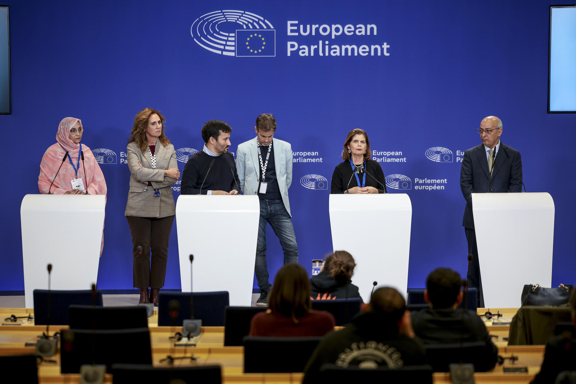 Omar Mansur (d), representante del Frente Polisario para la UE, durante la rueda de prensa que ha ofrecido este martes en Bruselas junto a Aminatou Haidar (i) e Inés Miranda (2d), presidenta de la Asociación Internacional de Juristas por el Sáhara, conjuntamente con los eurodiputados Vicent Marzá (3i), Jaume Asens (3d) y Estrella Galán (2i), sobre las consecuencias jurídicas de la sentencia del TJUE sobre los recursos naturales del Sáhara Occidental. EFE/ Pablo Garrigós
