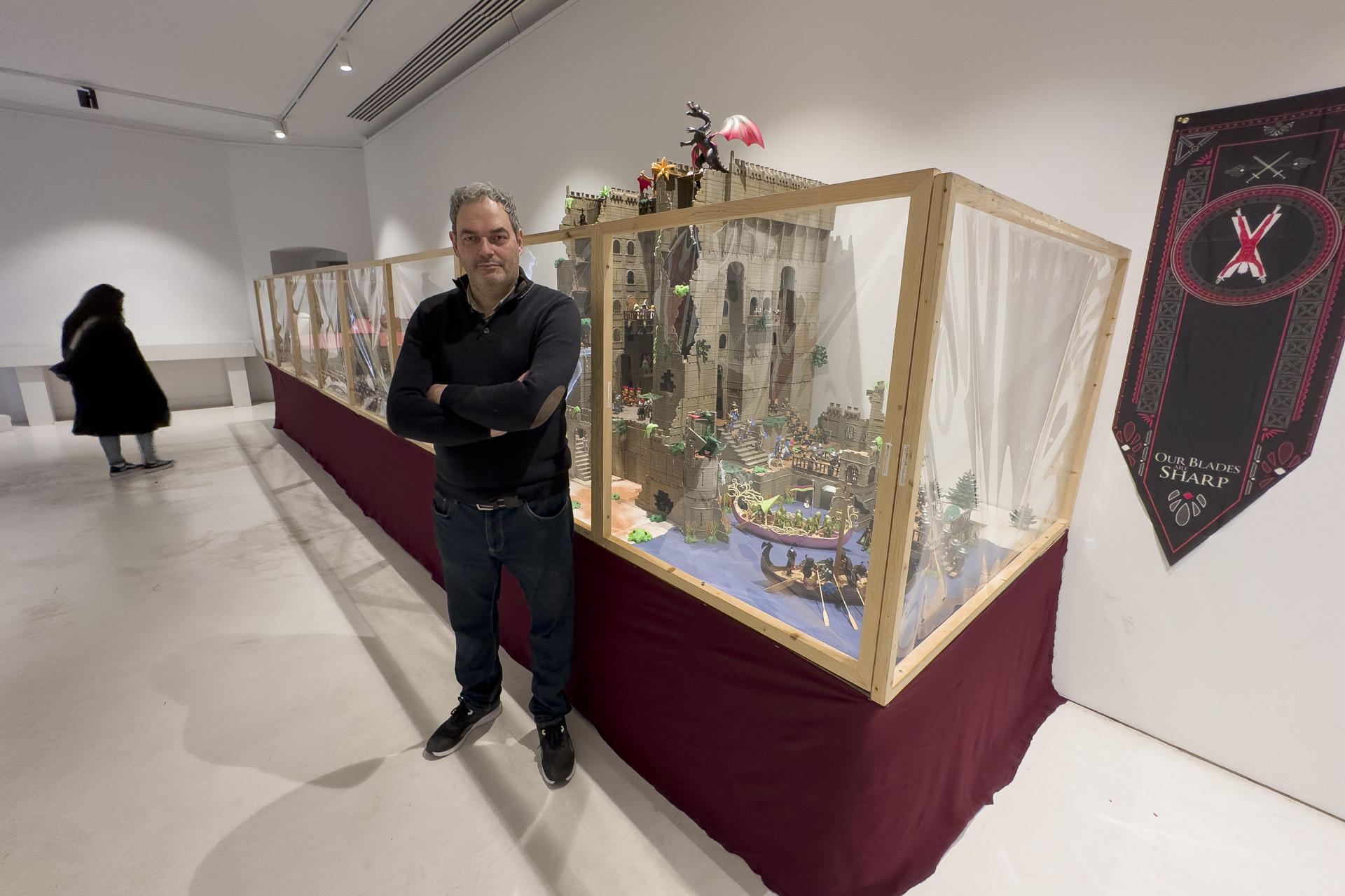 Manuel Rivero, presidente de la Asociación de Click de Playmobil de Andalucía, en la mayor exposición de Playmobil hecha hasta el momento en España, compuesta por cerca de 10.000 figuras, este domingo en Sevilla. La muestra permanecerá abierta hasta el 4 de Enero. EFE/David Arjona.
