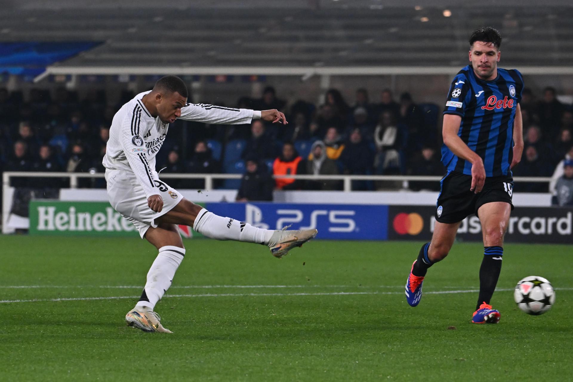 EL jugador del Real Real Madrid Kylian Mbappe logra el 0-1 durante el partido de la UEFA Champions League que han jugado Atalanta BC y Real Madrid, en Bérgamo, Italia. EFE/EPA/MICHELE MARAVIGLIA
