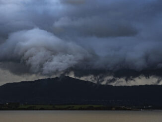 Nubes negras sobre Santander en un día con viento y lluvia. EFE/ ROMÁN G. AGUILERA