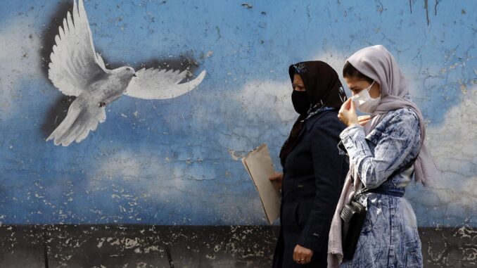 Foto archivo. Mujeres con velo en Teherán.EFE/EPA/ABEDIN TAHERKENAREH
