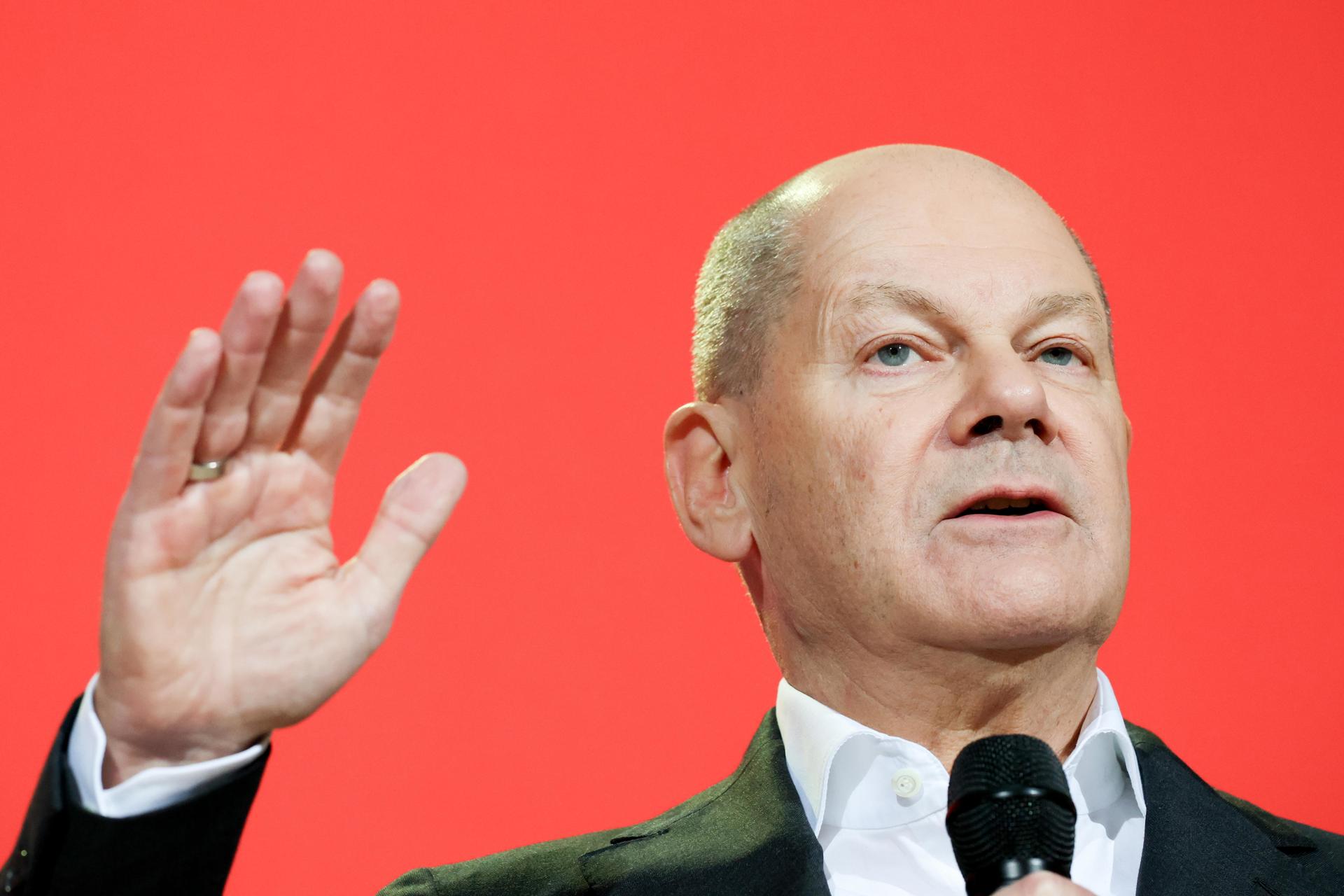 El canciller alemán Olaf Scholz del Partido Socialdemócrata (SPD) habla durante el evento de presentación de campaña del SPD para las elecciones federales de 2025 en Berlín, Alemania, el 17 de diciembre de 2024.  (Elecciones, Alemania) EFE/EPA/FILIP SINGER
