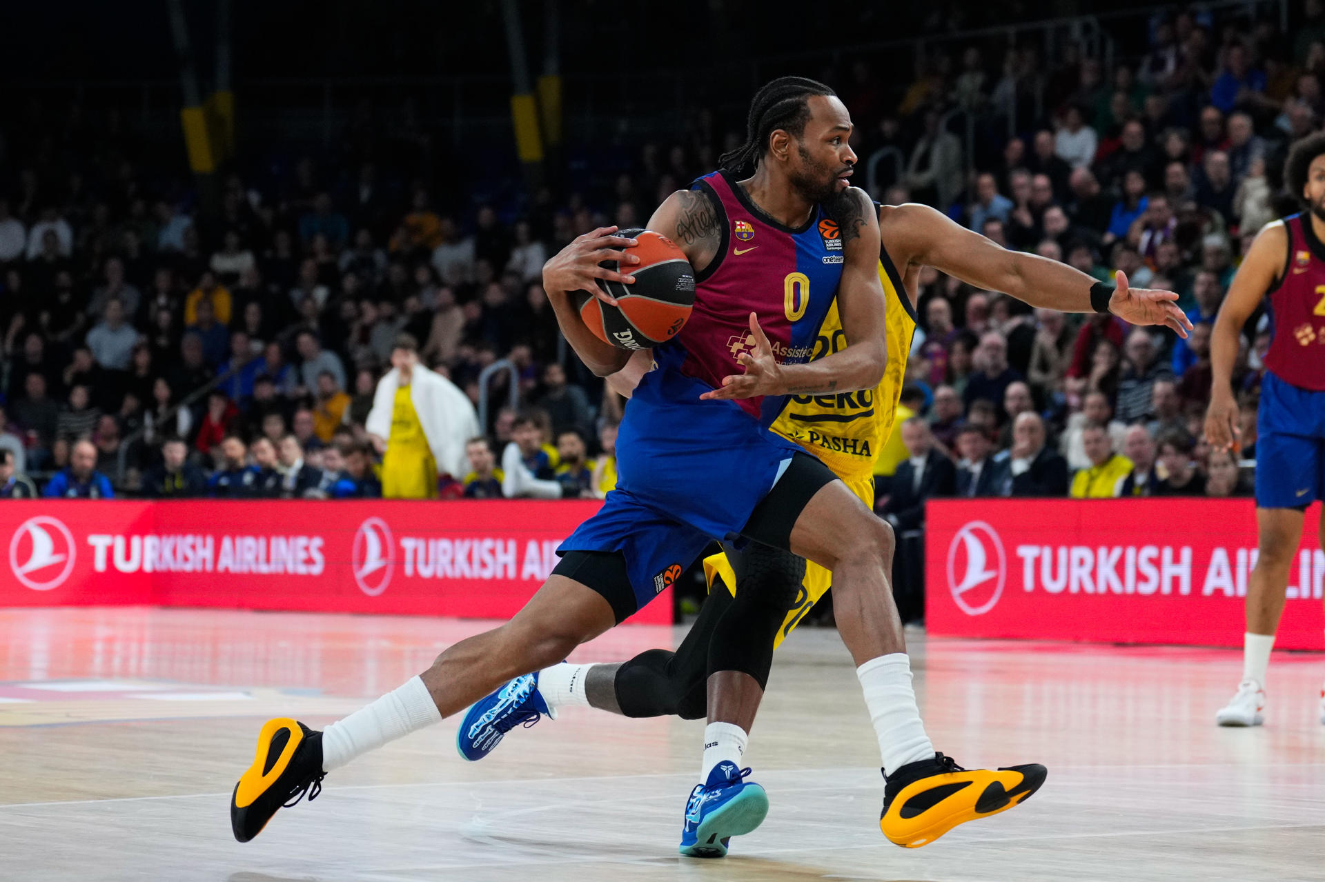 El escolta del Barcelona Kevin Punter juega un balón ante Devon Hall (detrás), del Fenerbahce, durante el partido de la Euroliga de baloncesto que Barcelona y Fenerbahce disputaron en el Palau Blaugrana. EFE/Alejandro García
