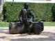 Imagen de archivo de una escultura del poeta romántico Gustavo Adolfo Bécquer, realizada en bronce por Ricardo González, ubicada a los pies del Monte de las Ánimas, en Soria. EFE/Paloma Puente