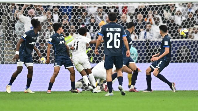 El jugador del Real Madrid Rodrygo Goes marca durante el partido de la FIFA Intercontinental Cup 2024 que han jugado Real Madrid y Pachuca en Lusail, Catar. EFE/EPA/NOUSHAD THEKKAYIL
