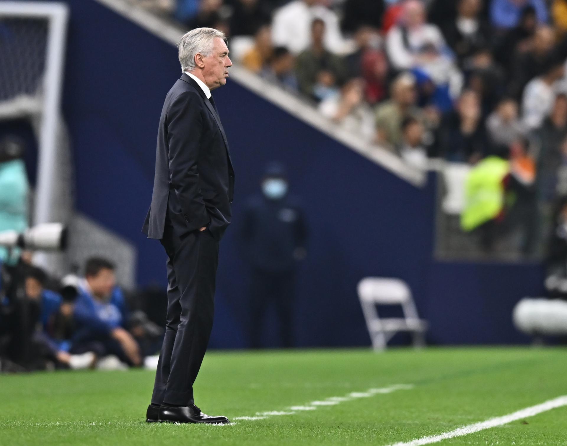 El técnico Carlo Ancelotti durante el partido de la final de la Copa Intercontinental que han jugado Real Madrid y Pachuca en Lusail, Catar.EFE/EPA/NOUSHAD THEKKAYIL
