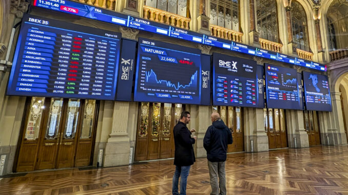 Imagen de este viernes de la Bolsa de Madrid, a cuyo cierre ha subido un 0,24% EFE/ Vega Alonso
