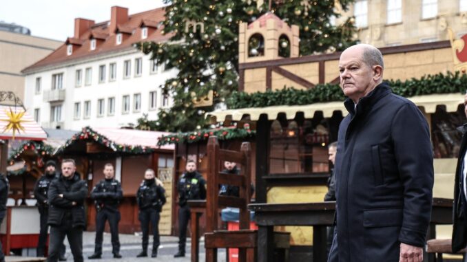 El canciller alemán Olaf Scholz (D) visita el lugar de un ataque con un vehículo contra el mercado navideño en Magdeburgo, EFE/EPA/FILIP SINGER
