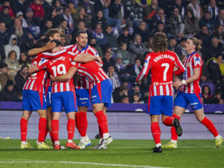 Los jugadores del Atlético de Madrid celebran uno de sus goles durante el partido de LaLiga entre el Real Valladolid y el Atlético de Madrid, este sábado en el estadio José Zorrilla. EFE/R. GARCIA.