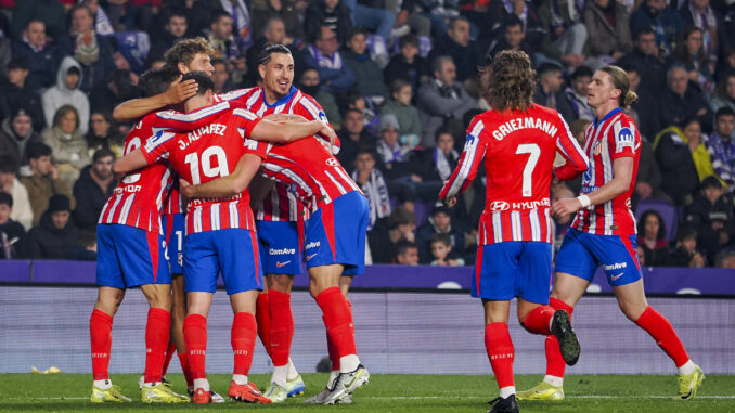 Los jugadores del Atlético de Madrid celebran uno de sus goles durante el partido de LaLiga entre el Real Valladolid y el Atlético de Madrid, este sábado en el estadio José Zorrilla. EFE/R. GARCIA.
