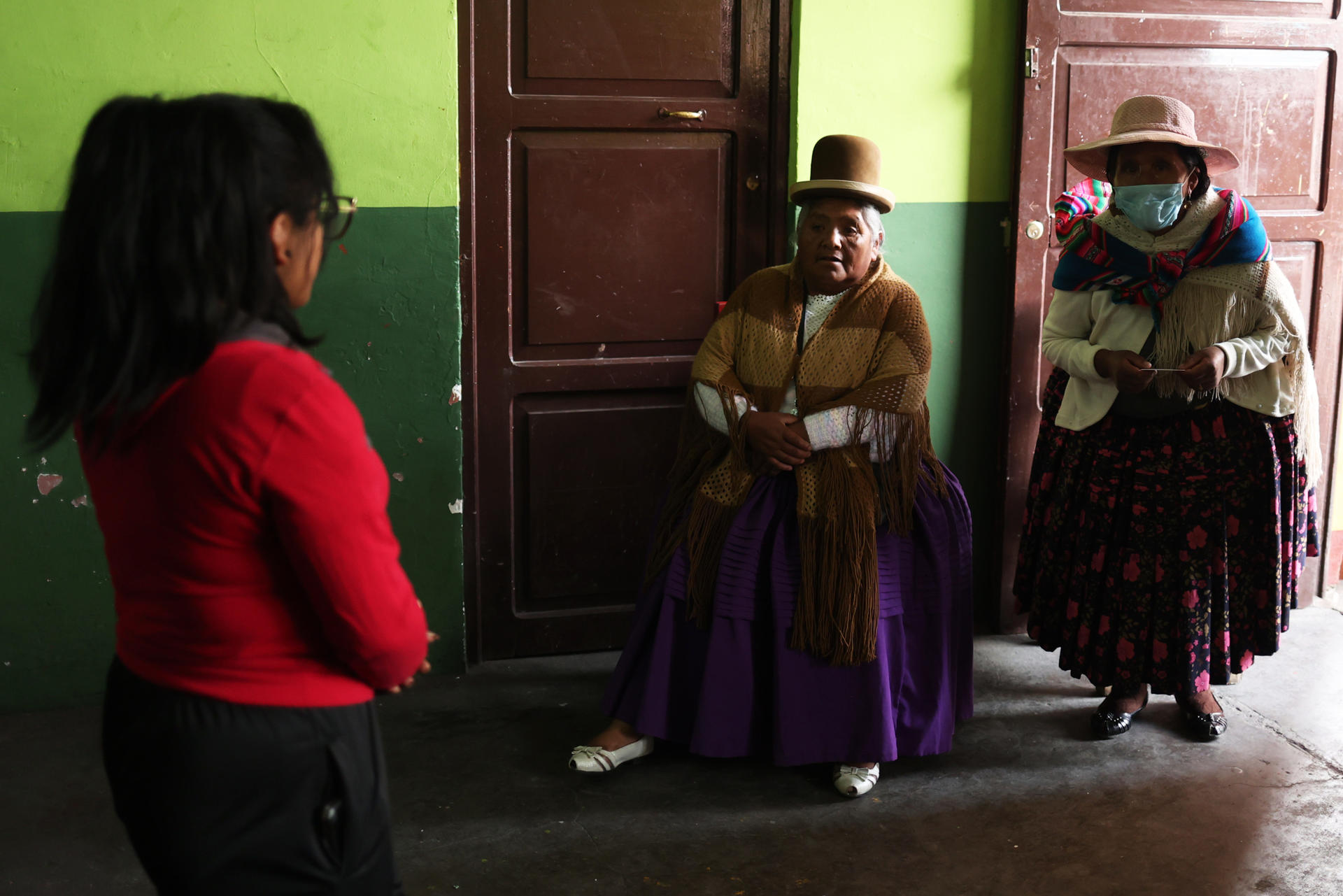 Mujeres aimara esperan para emitir su voto durante las elecciones judiciales este domingo, en La Paz (Bolivia). EFE/ Luis Gandarillas
