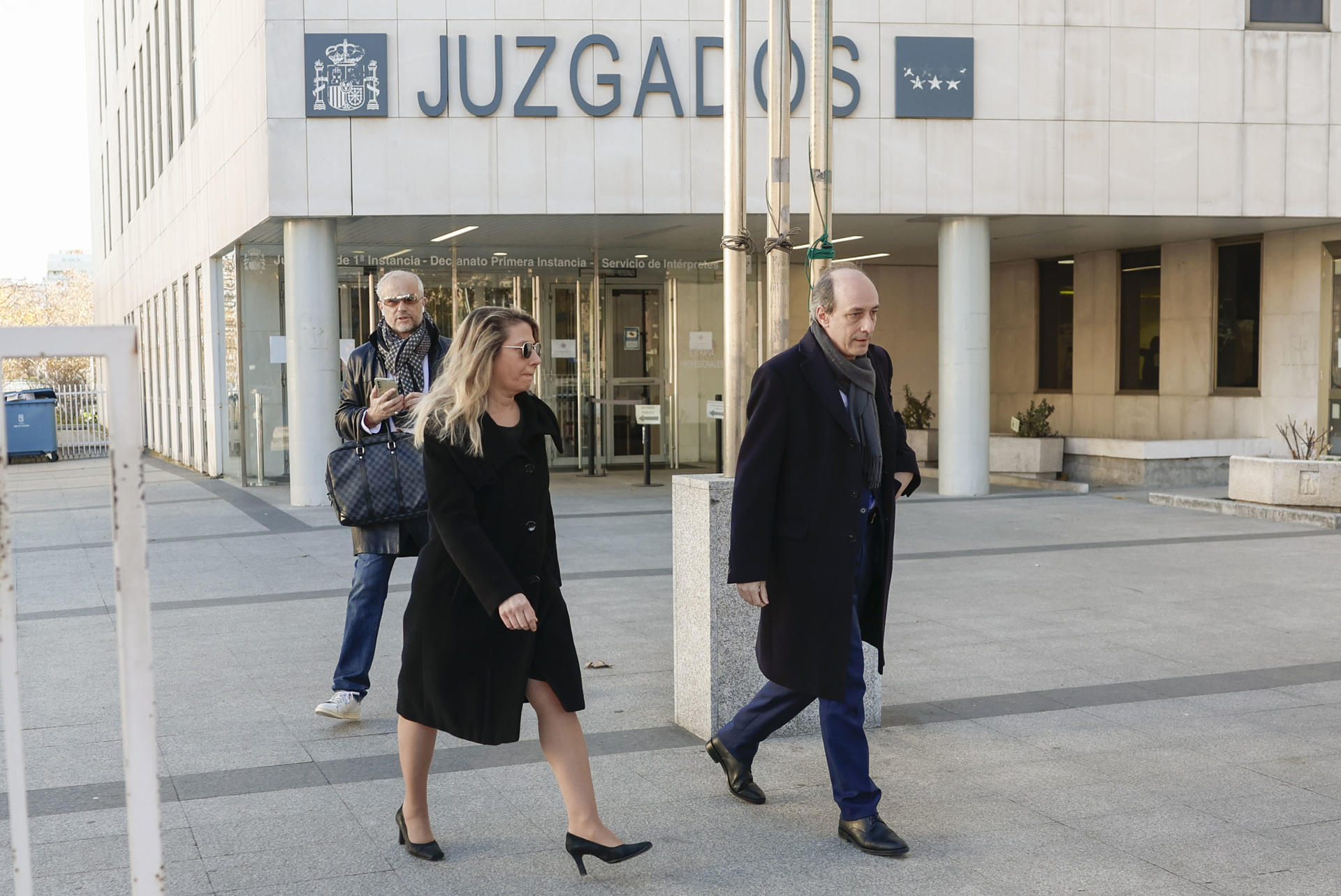 La asesora de Moncloa, Cristina Álvarez (i) a su salida de los juzgados de Plaza Castilla en Madrid este viernes donde ha declarado como testigo ante el juez Juan Carlos Peinado, dos días después de que Begoña Gómez, mujer del presidente del Gobierno, negase irregularidades en la cátedra que codirigió en la Universidad Complutense de Madrid. EFE/Mariscal
