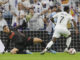 El delantero brasileño del Real Madrid Vinicius Junior (d) en el momento de anotar uno de los tres goles que marcó a Osasuna, el 9 de noviembre, en el estadio Santiago Bernabéu. EFE/Javier Lizón