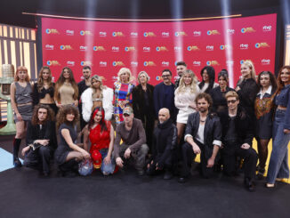 Los 16 participantes de la cuarta edición de Benidorm Fest posan para una foto de grupo durante la presentación de las canciones con las que lucharán por representar a España en Eurovisión 2025, este miércoles, en Madrid. EFE/ Rodrigo Jiménez