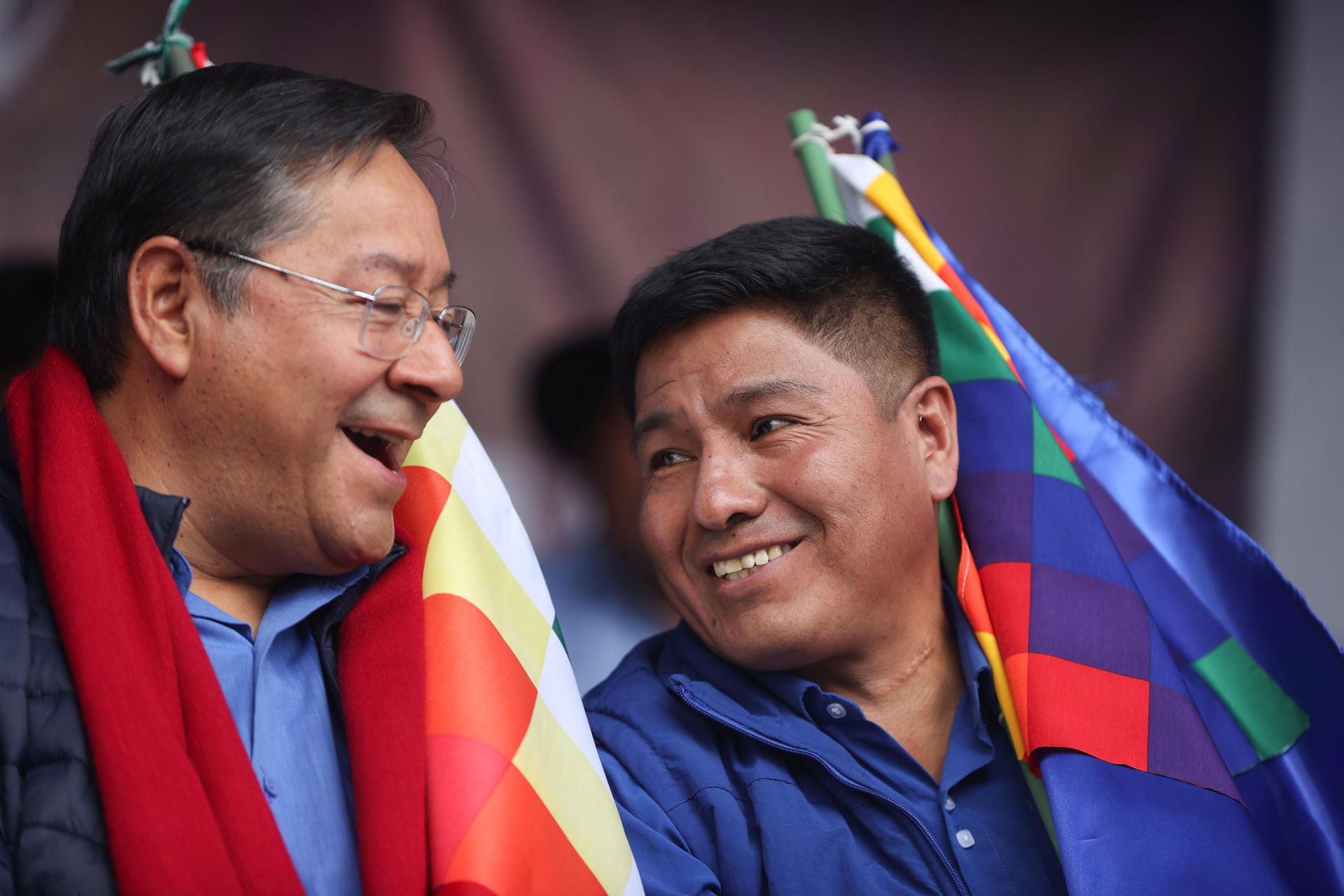 El presidente de Bolivia, Luis Arce (i), participa junto al presidente del partido oficialista MAS, Grover García, durante un acto conmemorativo del primer triunfo político del Movimiento Al Socialismo (MAS) este miércoles, en La Paz (Bolivia). Arce afirmó que el oficialista MAS "derrotará a la derecha" en las elecciones de 2025, en alusión a un bloque de la oposición que se acaba de formar con líderes políticos como los expresidentes Jorge 'Tuto' Quiroga (2001-2002) y Carlos Mesa (2003-2005). EFE/ Luis Gandarillas
