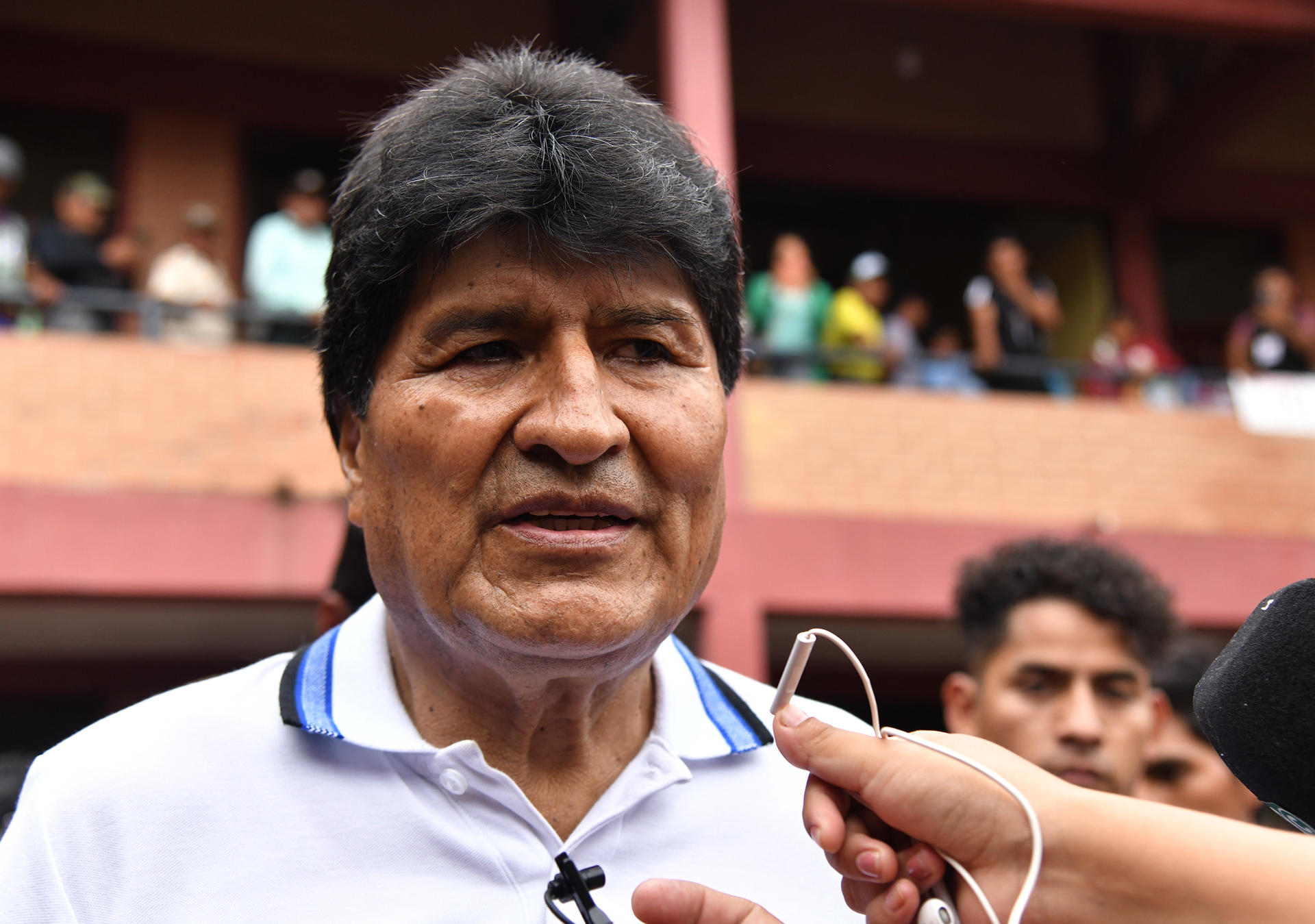 El expresidente de Bolivia Evo Morales (2006-2019) habla luego de emitir su voto este domingo, durante los comicios electorales judiciales en Cochabamba (Bolivia). EFE/ Jorge Ábrego
