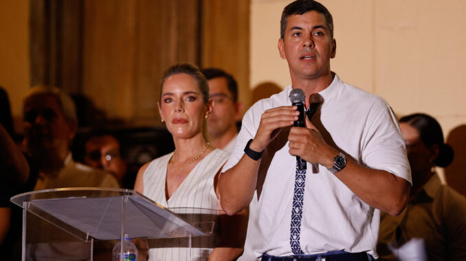 El presidente de Paraguay, Santiago Peña (D), acompañado de la primera dama de Paraguay, Leticia Ocampos, habla este sábado, en Asunción (Paraguay).EFE/ Juan Pablo Pino
