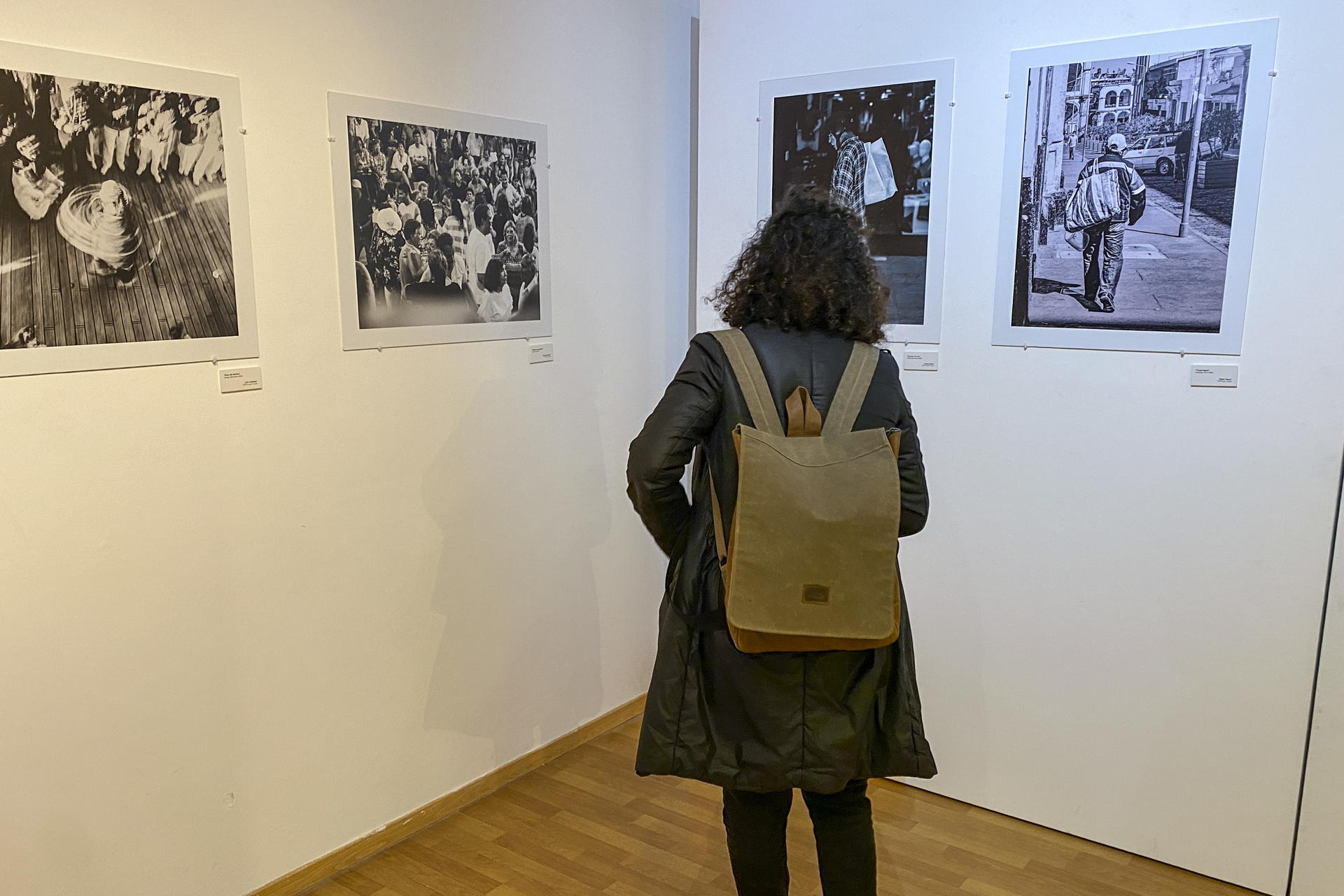 La vida cotidiana de los marroquíes y peruanos queda reflejada en una exposición del fotógrafo peruano Nicola Moreno que se inauguró este jueves en la sede del Instituto Cervantes de Rabat. Estos retratos "muestran como ambas identidades están conectadas intrínsecamente en su humanidad", dijo a EFE Moreno, quien subrayó que ambos países comparten varias similitudes como la calidad humana en su "desarrollo y padecimiento existencial". EFE/ Fatima Zohra Bouaziz
