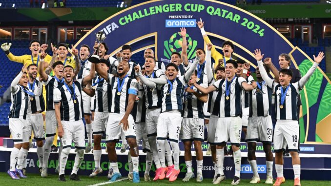 Los jugadores del Pachuca celebran la consecución de la "FIFA Challenger Cup" tras el partido que han jugado CF Pachuca y Al Ahly FC, en la semfinal de la FIFA Intercontinental Cup 2024 en Doha, Qatar. EFE/EPA/NOUSHAD THEKKAYIL
