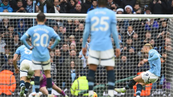 El portero del Everton Jordan Pickford detiene un penalti al delentero del del Manchester City Erling Haaland (d) durante el partido de la Premier League Manchester City y Everton, en Manchester, Reino Unido. EFE/EPA/PETER POWELL
