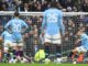 El portero del Everton Jordan Pickford detiene un penalti al delentero del del Manchester City Erling Haaland (d) durante el partido de la Premier League Manchester City y Everton, en Manchester, Reino Unido. EFE/EPA/PETER POWELL