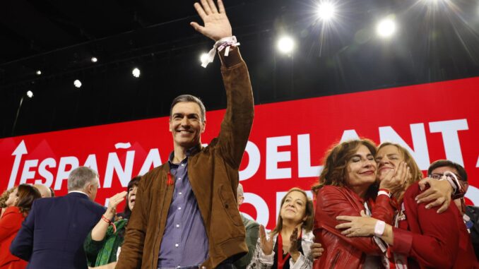 Casi trece años después, Sevilla volvió a albergar un Congreso Federal del PSOE, una cita de la que Pedro Sánchez sale con el mismo control absoluto del partido, sin apenas contestación interna y con un apoyo pleno para continuar la hoja de ruta que se ha marcado. EFE/EPA/JULIO MUÑOZ
