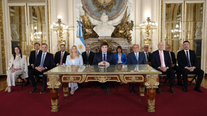 Fotografía tomada de la cuenta en X de la Presidencia de Argentina del presidente argentino, Javier Milei (c), posando acompañado por los integrantes de su gabinete este martes, en Buenos Aires (Argentina). EFE/ Presidencia de Argentina
