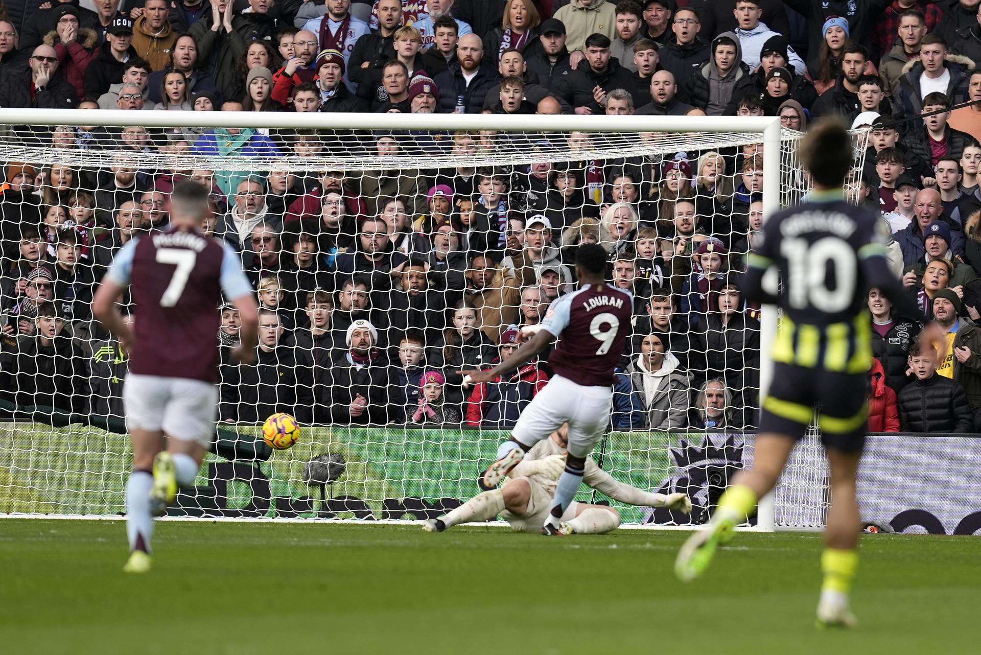 El colombiano Jhon Duran (C) marca el 1-0 durante el partido de la Premier League que han jugado Aston Villa y Manchester City, en Birmingham, Reino Unido. EFE/EPA/TIM KEETON
