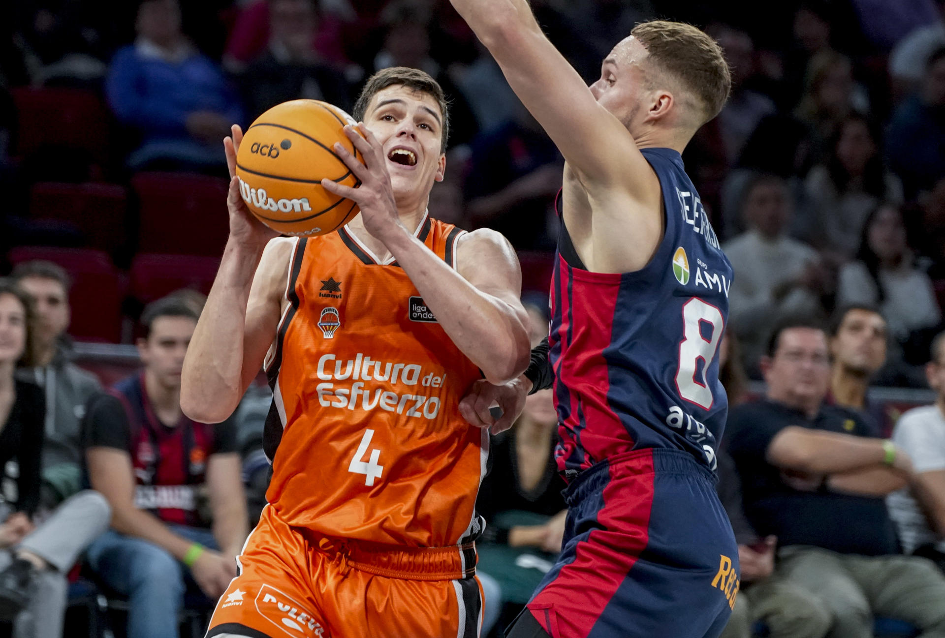 VITEl ala pívot del Valencia Basket Jaime Pradilla (i) intenta superar al alero lituano del Baskonia, Tadas Sedekerskis, en el partido de Liga Endesa de baloncesto que se disputó en el Fernando Buesa Arena. EFE/ L. Rico
