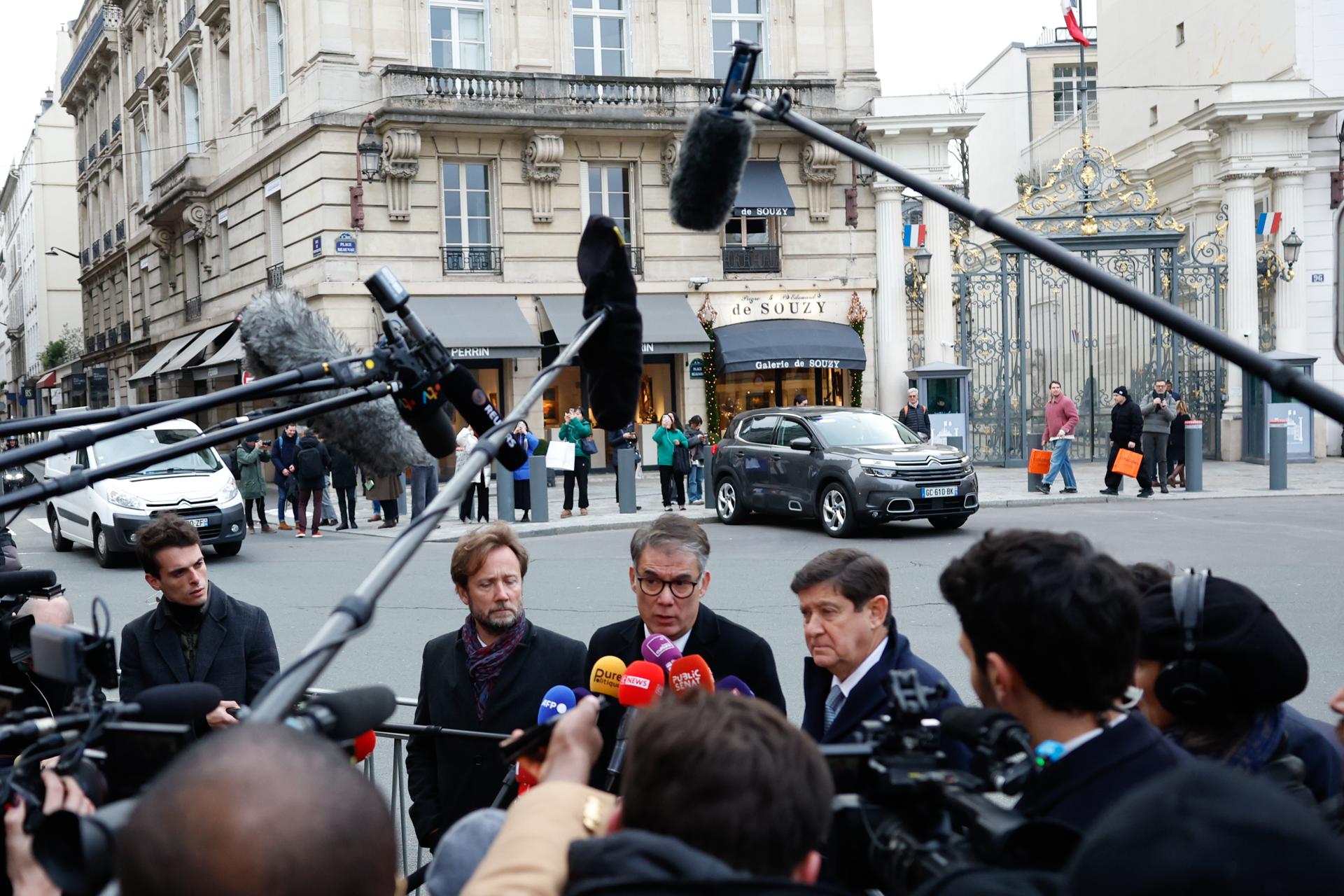 El presidente del grupo parlamentario Socialistes et Apparentes (SOC), Boris Vallaud, el primer secretario del Partido Socialista francés, Olivier Faure, y el presidente del grupo socialista en el Senado, Patrick Kanner, hablan con la prensa antes de su reunión con el presidente francés, Emmanuel Macron, para intentar formar un nuevo gobierno, en París, Francia, el 10 de diciembre de 2024. El Gobierno del Primer Ministro francés Michel Barnier perdió una moción de censura en la Asamblea Nacional el 4 de diciembre. (Francia) EFE/EPA/MOHAMMED BADRA</span></p></body>
</html>
