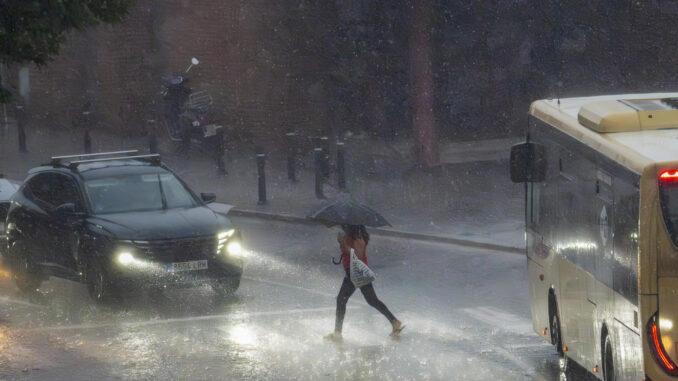 Una persona se protege con un paraguas de una fuerte tormenta, en una fotografía de archivo.EFE/Antonio García
