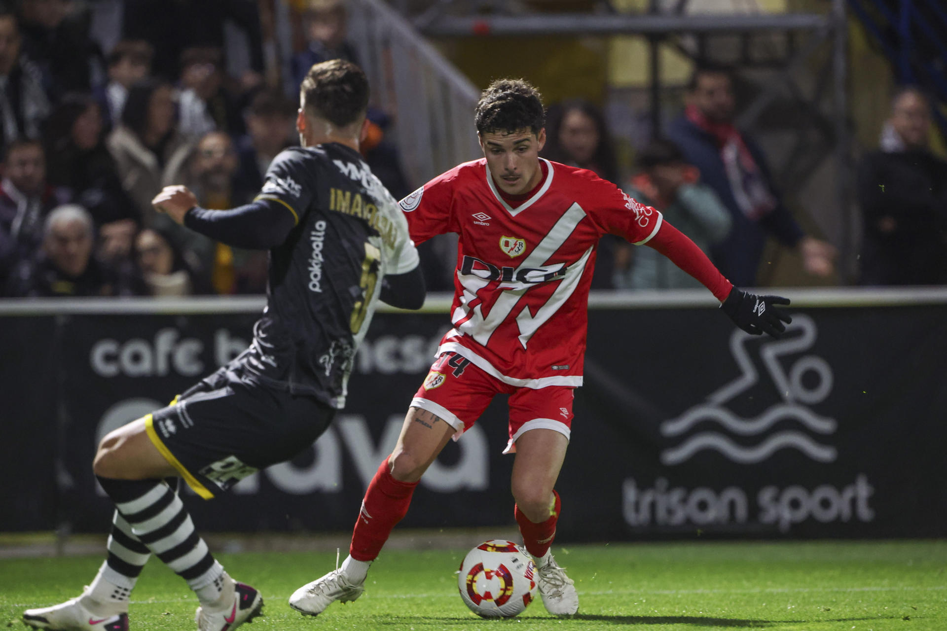 El centrocampista del Rayo Vallecano, Sergio Cabello (d), con el balón ante el defensa del Unionistas CF, Imanol Baz, correspondiente a la segunda ronda de la Copa del Rey que disputan hoy miércoles Unionistas CF y Rayo Vallecano en el estadio municipal Reina Sofia de Salamanca. EFE/JMGARCIA.
