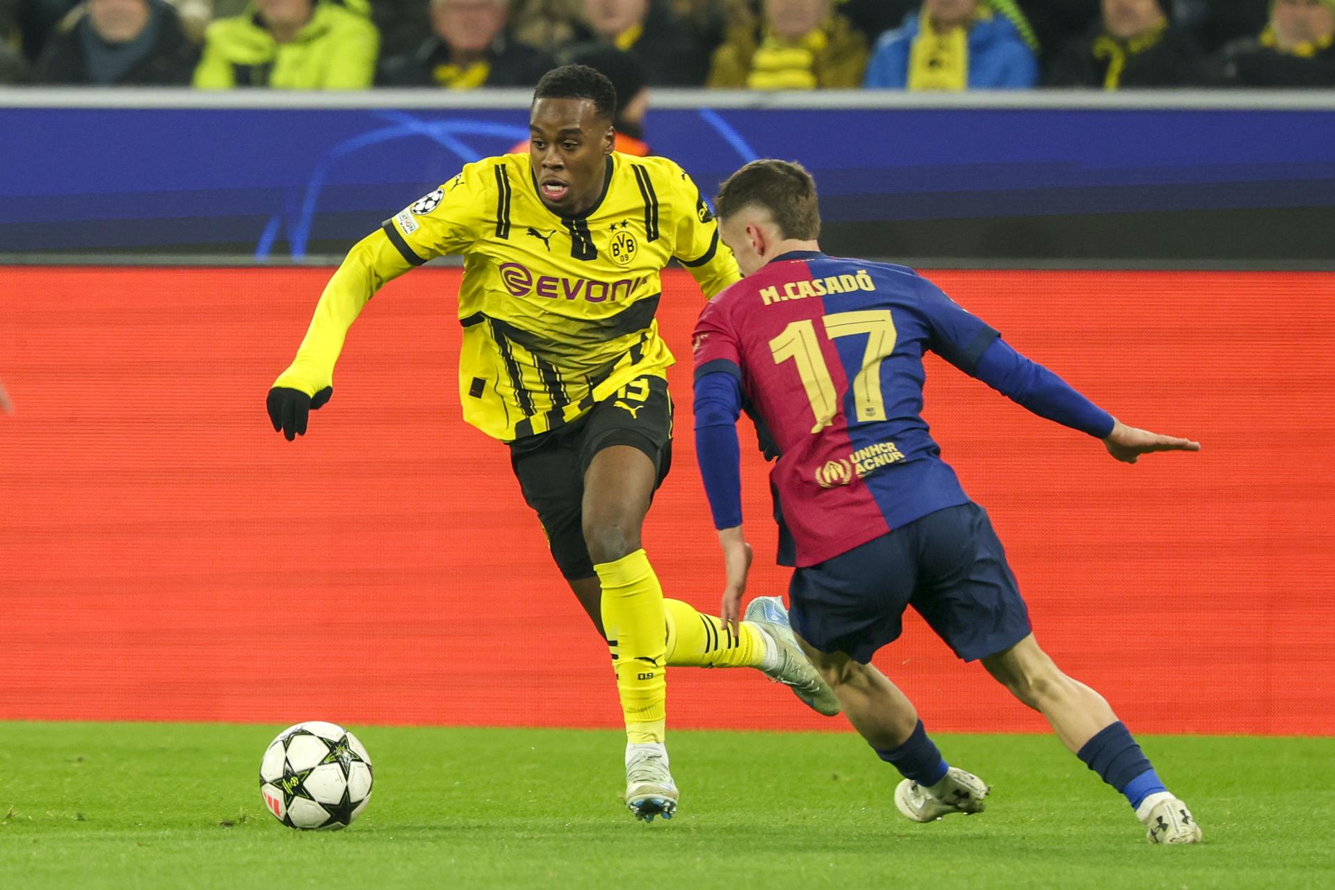 El jugador del Dortmund Jamie Gittens (I) en acción ante Marc Casado (d) durante el partido de la UEFA Champions League que han jugado Borussia Dortmund y FC Barcelona en Dortmund, Alemania.EFE/EPA/FRIEDEMANN VOGEL
