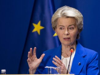 Imagen de archivo de la presidenta de la Comisión Europea, Ursula von der Leyen. EFE/EPA/VISAR KRYEZIU