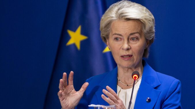 Imagen de archivo de la presidenta de la Comisión Europea, Ursula von der Leyen. EFE/EPA/VISAR KRYEZIU
