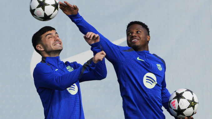 Foto de archivo de Ansu Fati junto a Pedri, en un entrenamiento del Barcelona. EFE/Alejandro García
