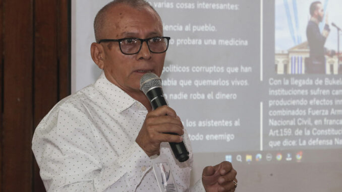 El director del área judicial de la organización Socorro Juridico Humanitario, Óscar Rosales, habla durante la presentación de un informe este jueves en San Salvador (El Salvador). EFE/Javier Aparicio
