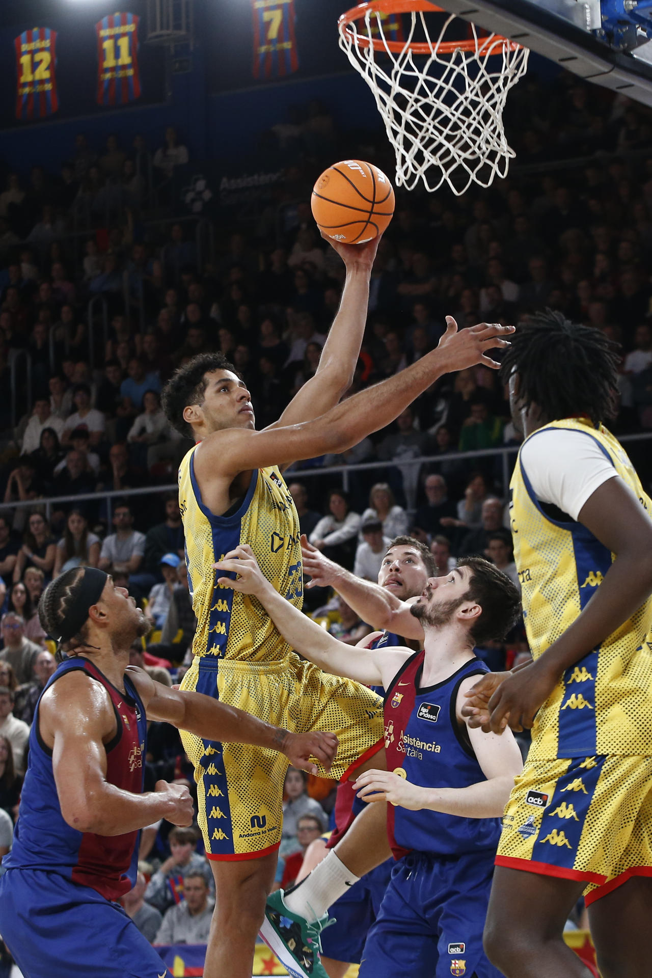 El pívot brasileño del Morabanc Andorra Felipe Dos Anjos (2i) durante el partido de la jornada 12 de la Liga Endesa disputado en el Palau Blaugrana entre el FC Barcelona y el Morabanc Andorra. EFE/ Quique García
