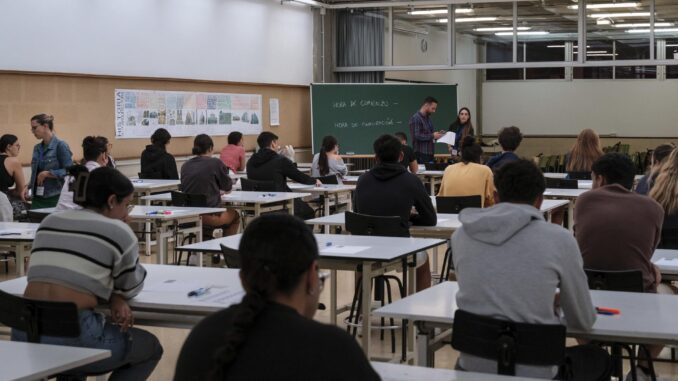 Imagen de archivo de varios alumnos en una clase en la universidad. EFE/Ángel Medina G.
