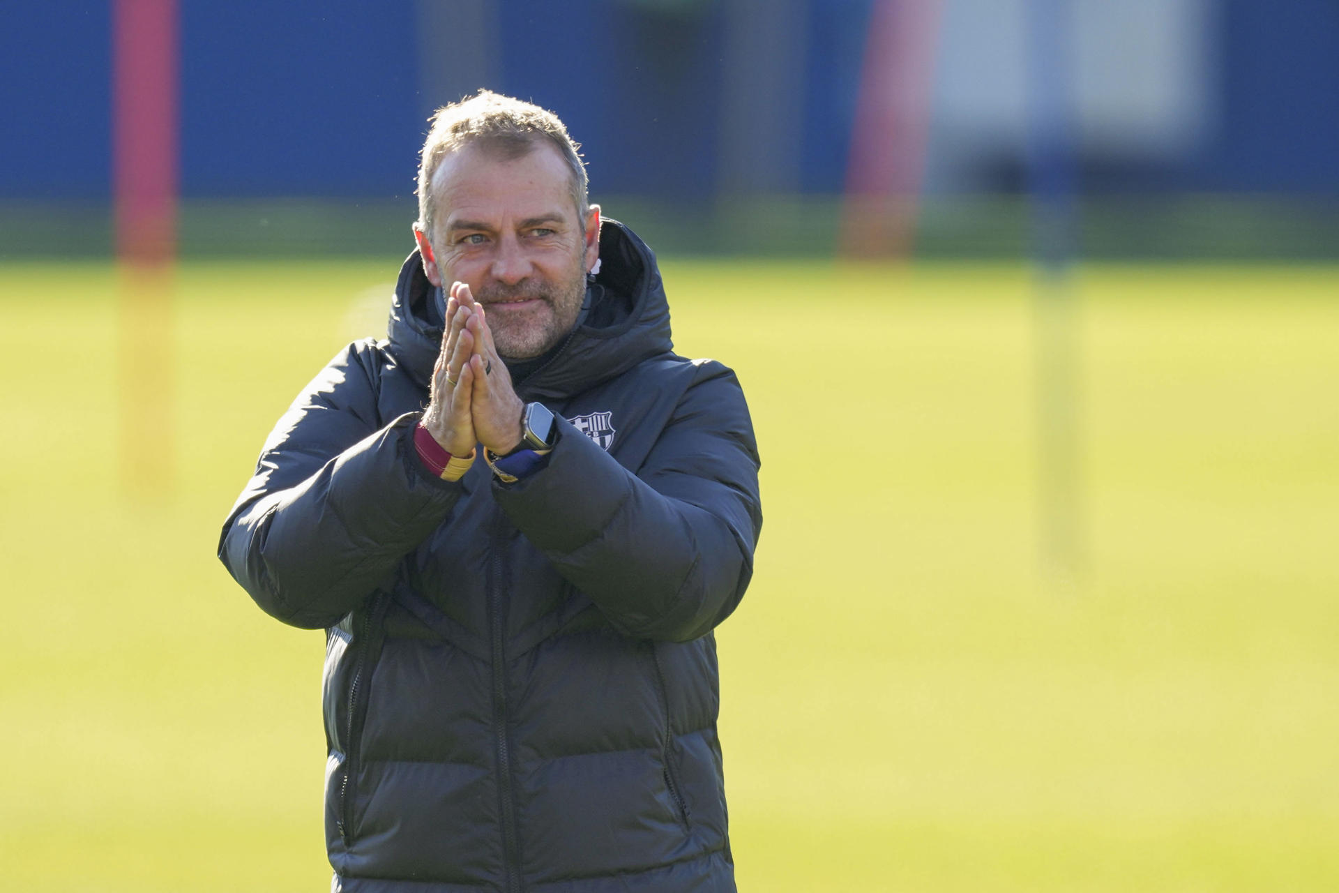 El entrenador del FC Barcelona Hansa Flick durante el entrenamiento del equipo que se ha celebrado este domingo en el estadio Johan Cruyff con las puertas abiertas al publico. EFE/ Enric Fontcuberta
