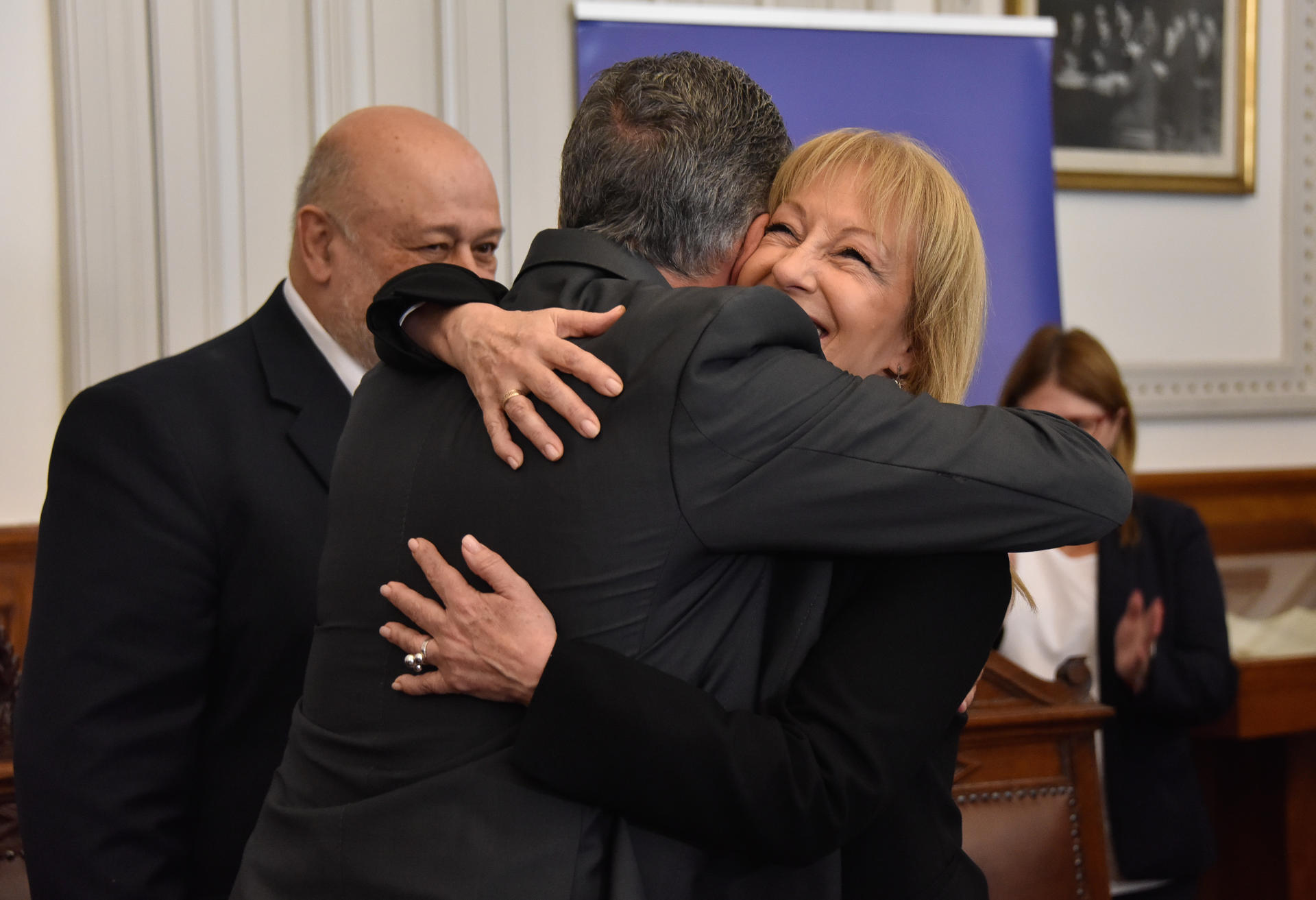 El presidente electo de Uruguay, Yamandú Orsi (i) abraza a su vicepresidenta electa, Carolina Cosse, durante su proclamación oficial por la Corte Electoral, este miércoles, en Montevideo (Uruguay). EFE/ Federico Gutiérrez
