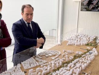 El delegado de Urbanismo, Medio Ambiente y Movilidad del Ayuntamiento de Madrid, Borja Carabante, asiste a la inauguración de la nueva Oficina de Atención Ciudadana para informar a los vecinos sobre el proyecto de soterramiento de la A-5, este martes en Madrid. EFE/ Nahia Peciña