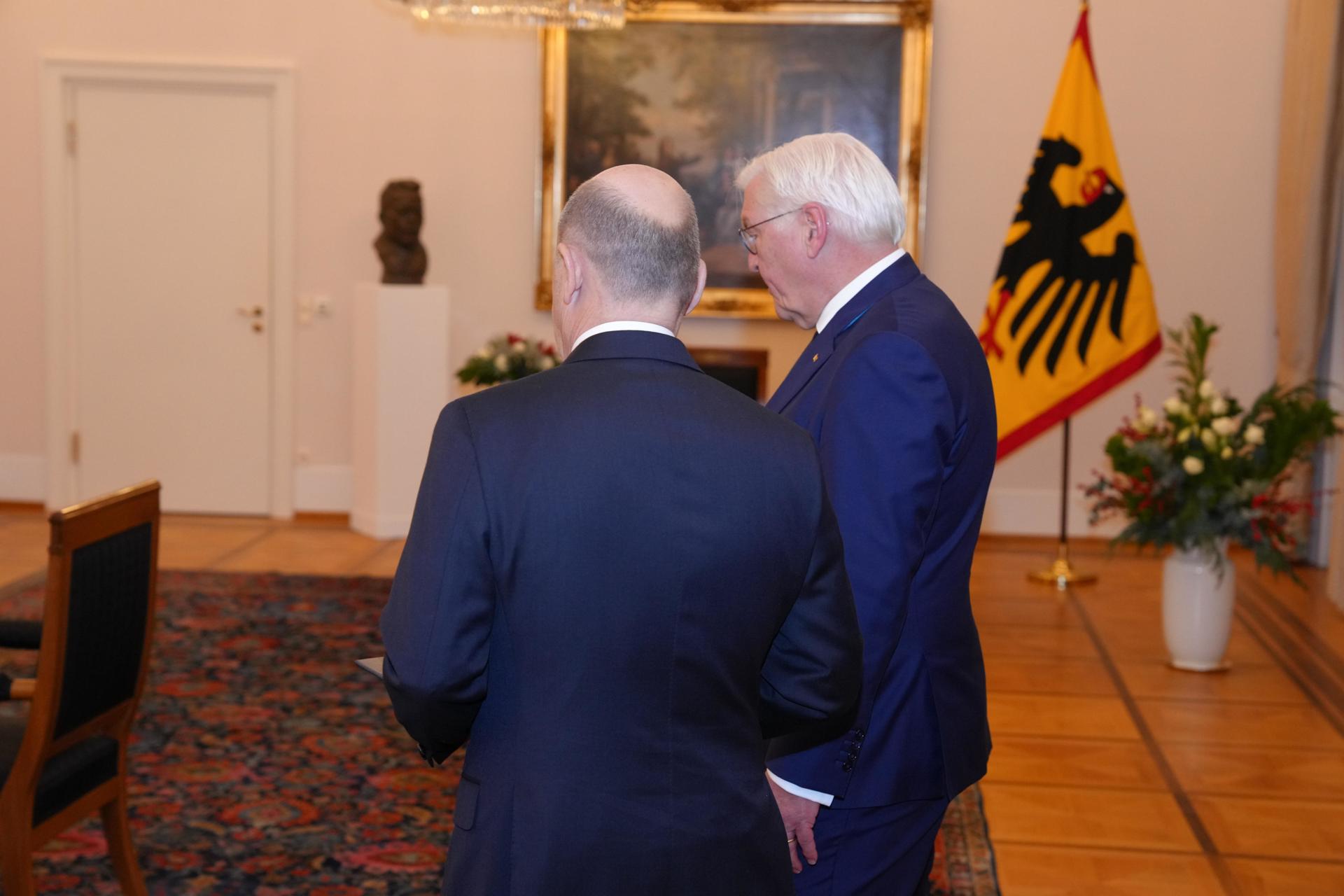 El presidente alemán Frank-Walter Steinmeier (D) se reúne con el canciller alemán Olaf Scholz (I) en el Palacio de Bellevue en Berlín, Alemania, el 16 de diciembre de 2024. El canciller alemán Olaf Scholz perdió una votación de confianza en el Bundestag alemán, abriendo el camino a nuevas elecciones. (Elections, Germany) EFE/EPA/JENS KRICK / POOL
