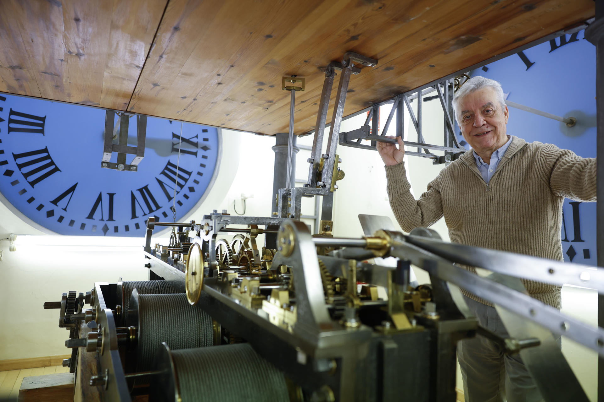 El reloj de la Puerta del Sol, protagonista indiscutible de cada Nochevieja en España, ya está listo para recibir el 2025, según ha explicado Jesús López-Terradas, el relojero encargado de su mantenimiento. EFE/Mariscal
